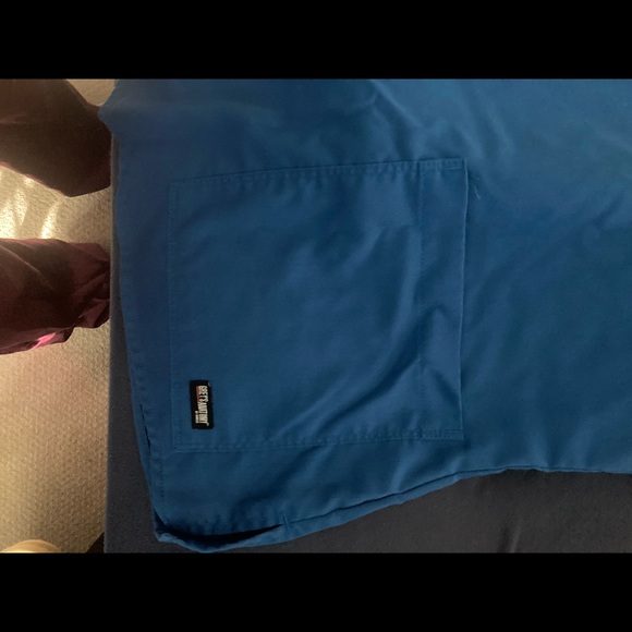 😎2 pair - Grey’s Anatomy by Barco Scrub tops Royal Blue - Picture 9 of 12